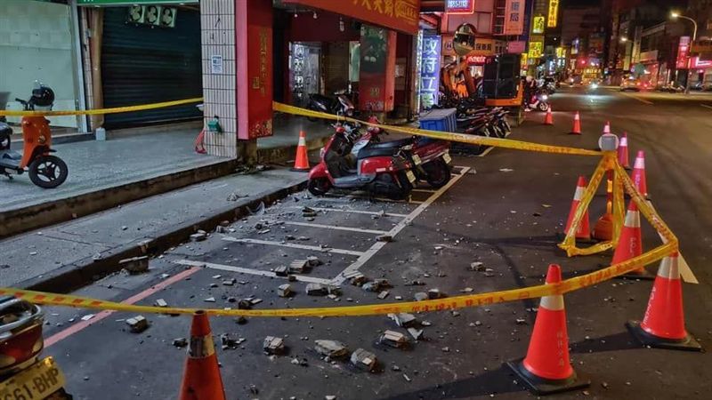大樓外牆磁磚掉落　6機車慘遭擊中