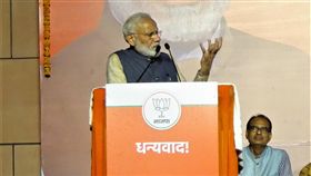 以個人魅力與形象  莫迪成功創造奇蹟再掌政權印度總理莫迪成功塑造國家保衛者及推動改革的強勢形象，帶領印度人民黨和國家民主聯盟在2019年國會下院大選贏得壓倒性勝利，創造了「莫迪奇蹟」。中央社記者康世人新德里攝  108年5月24日