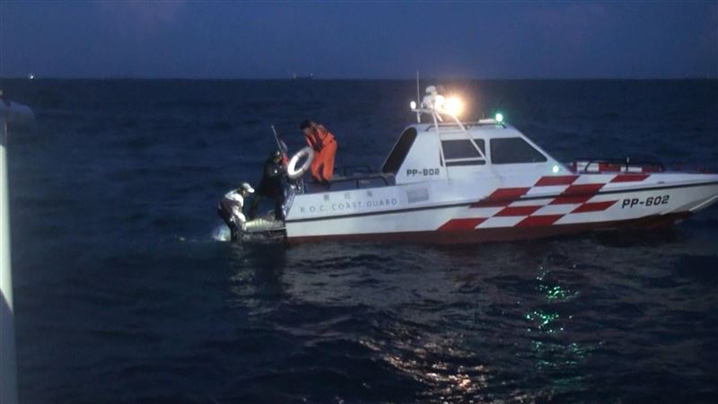海巡查緝越界快艇　陸籍船員畏罪跳水
