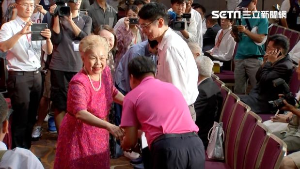 柯文哲創台民黨　柯爸柯媽現身相挺