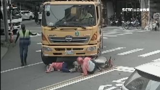 公嬤騎錯路急轉彎…慘遭垃圾車撞上