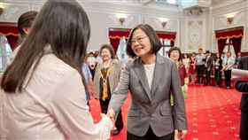 蔡英文總統6日上午接見我國參加「2019各國國際科學展覽會代表團」。（圖／總統府提供）