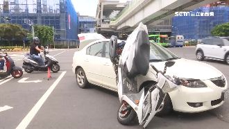 轎車違規右轉！機車撞成「翹孤輪」