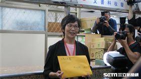 台北市政府顧問蔡壁如6日下午到內政部遞送申請備案文件章程。（圖／記者盧素梅攝）