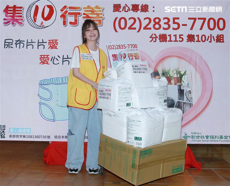 許維恩出席創世基金會卸下女神光環挑戰30秒包尿布，呼籲大眾為植物人捐尿布。（記者邱榮吉/攝影）