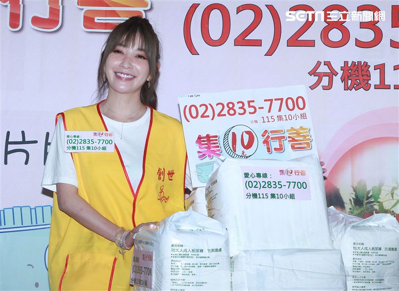 許維恩出席創世基金會卸下女神光環挑戰30秒包尿布，呼籲大眾為植物人捐尿布。（記者邱榮吉/攝影）