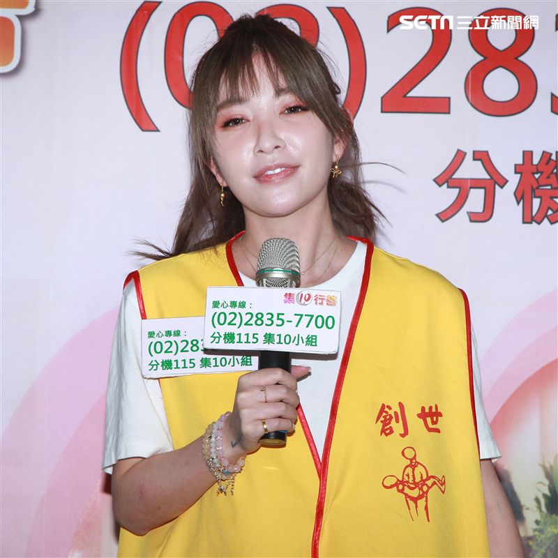 許維恩出席創世基金會卸下女神光環挑戰30秒包尿布，呼籲大眾為植物人捐尿布。（記者邱榮吉/攝影）