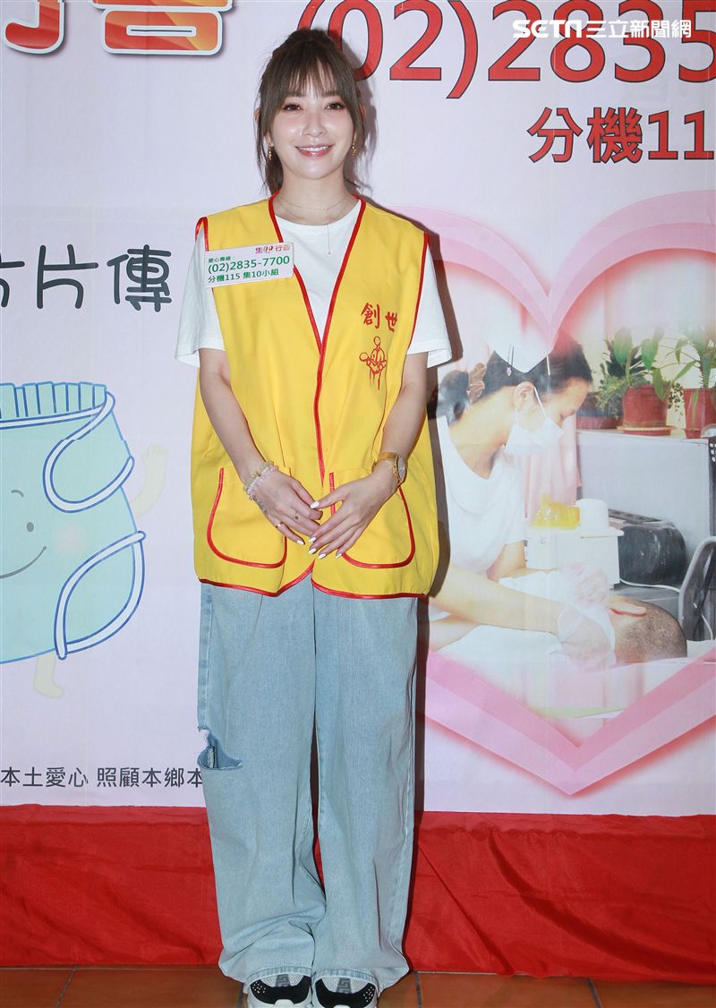 許維恩出席創世基金會卸下女神光環挑戰30秒包尿布，呼籲大眾為植物人捐尿布。（記者邱榮吉/攝影）