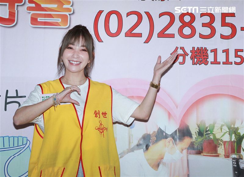 許維恩出席創世基金會卸下女神光環挑戰30秒包尿布，呼籲大眾為植物人捐尿布。（記者邱榮吉/攝影）