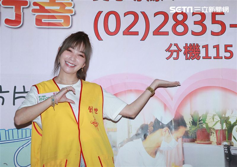 許維恩出席創世基金會卸下女神光環挑戰30秒包尿布，呼籲大眾為植物人捐尿布。（記者邱榮吉/攝影）