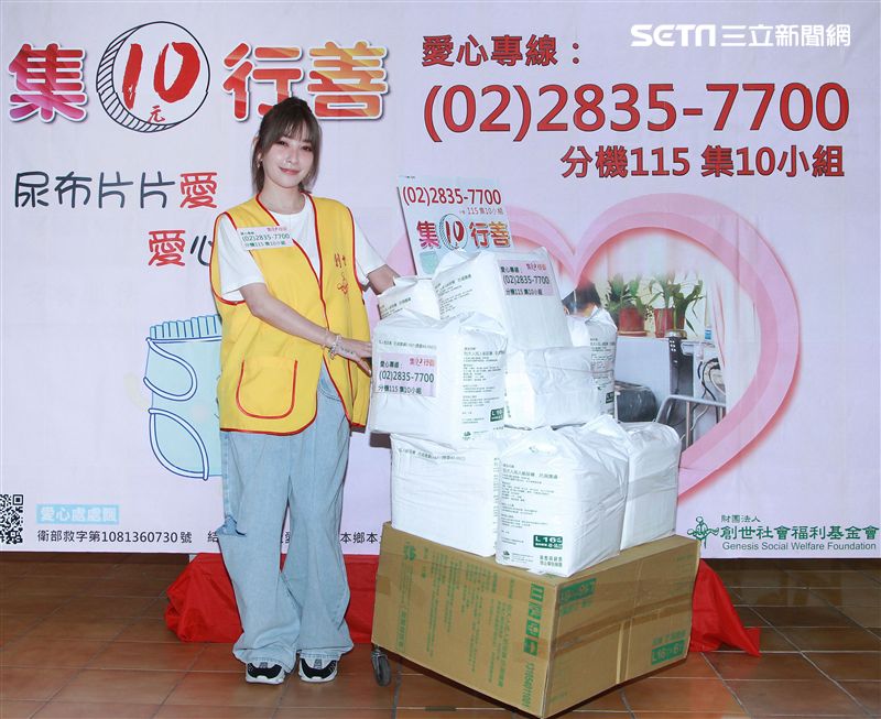 許維恩出席創世基金會卸下女神光環挑戰30秒包尿布，呼籲大眾為植物人捐尿布。（記者邱榮吉/攝影）