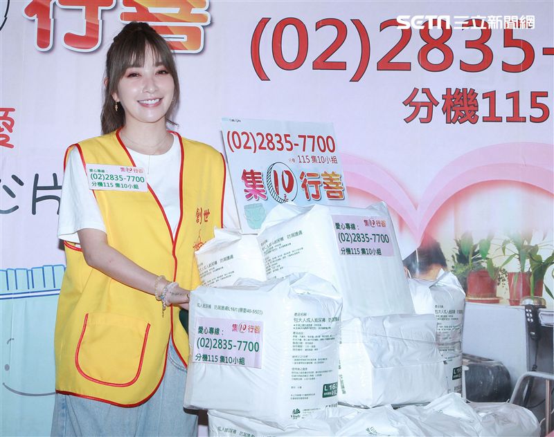 許維恩出席創世基金會卸下女神光環挑戰30秒包尿布，呼籲大眾為植物人捐尿布。（記者邱榮吉/攝影）