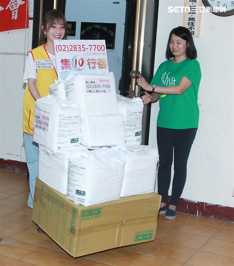 許維恩出席創世基金會卸下女神光環挑戰30秒包尿布，呼籲大眾為植物人捐尿布。（記者邱榮吉/攝影）