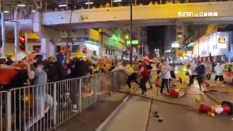 港警被抓包換黑衣！居高暗箭射催淚彈