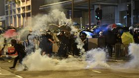 香港三罷引發大混戰（2）反送中5日發起「三罷」7區集會，引發全港大混戰，示威者兵分多路圍攻13間警署，到處封街、縱火。圖為警方在北角發射催淚彈驅離示威者。（中通社提供）中央社 108年8月6日