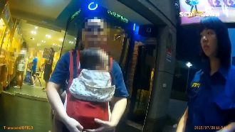 沒錢買奶粉餵娃！暖警秒掏錢…婦落淚