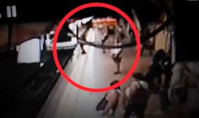 怪客隨機踹人！男子跌落月台下秒列車進站　畫面超驚悚（圖／翻攝自Ronaldo NO9 YouTube）