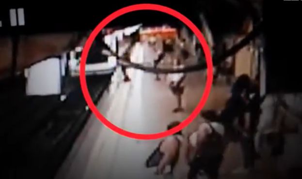 列車進站！怪客隨機將人「踹落月台」