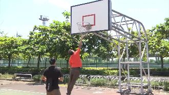 慘縫26針！國中生搶籃板遭鐵網割傷