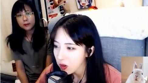 正妹直播拔毛！老媽死亡凝視　網笑瘋