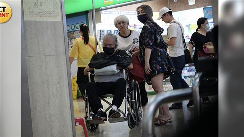 北原山貓主唱爆中風　女兒推輪椅照曝