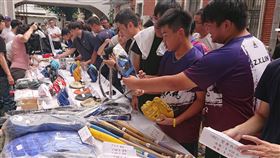 台南市,聯合拍賣會,老字號棒壘用品店,半價變賣,搶購一空(圖/中央社)