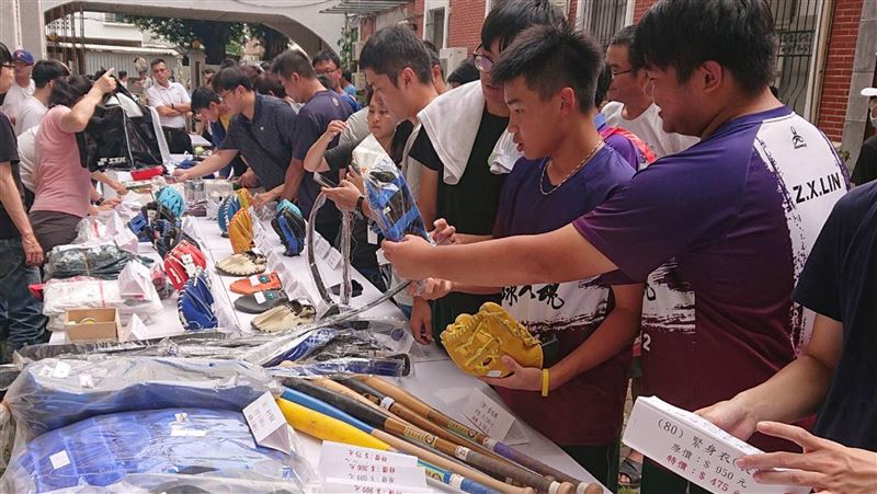 老牌棒壘用品店欠稅拍賣　引搶購人潮