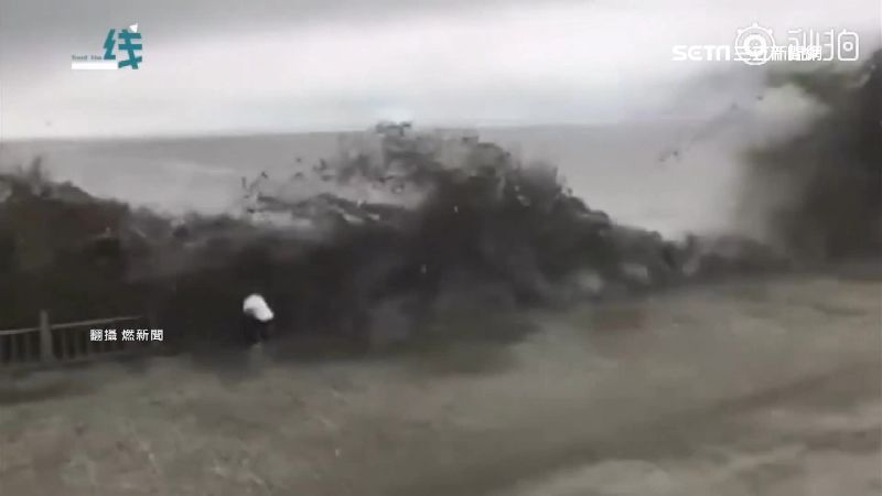 搶看錢塘江浪潮　男慘遭大浪狠狠吞噬