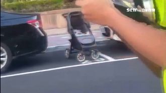 嬰被鎖車內！媽急跳腳　求警消破窗