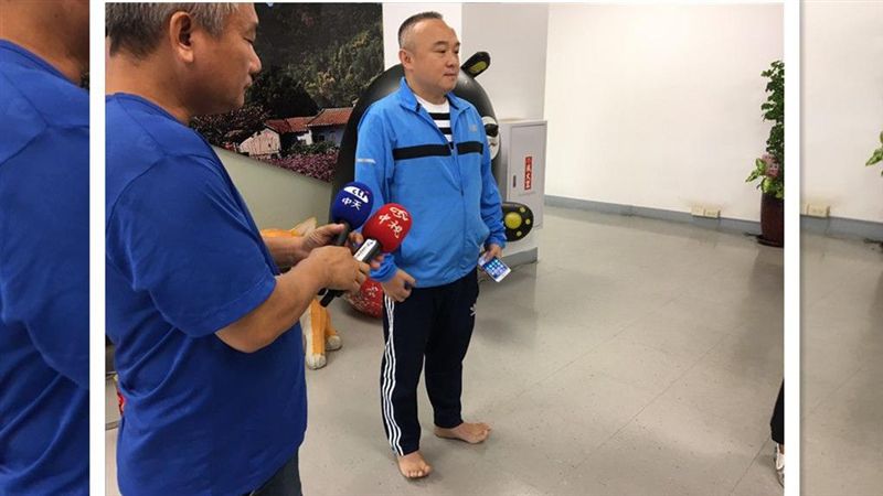 草根局長接地氣？潘恒旭「赤腳」受訪