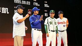 ▲中國職棒聯賽記者會，4隊總教練合影，右1為陳瑞振。（圖／取自中國棒協官網）