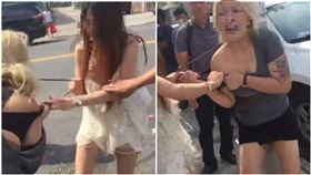 美國紐約街頭，居然有兩名華裔正妹不顧旁人眼光大打出手！4日時有網友在YouTube上傳一段影片，畫面中可以看到兩名女子說大陸口音的中文，在布魯克林的街道上大聲嘶吼、拉扯，導致該路段交通一度被堵塞。一旁的朋友不斷向兩人勸說、叫她們趕緊放手，但兩名正妹卻誰也不讓誰，其中一名白衣女子甚至還不停拉著對方衣領，導致另一名女子差點在街頭春光外洩。（圖／翻攝自YouTube）