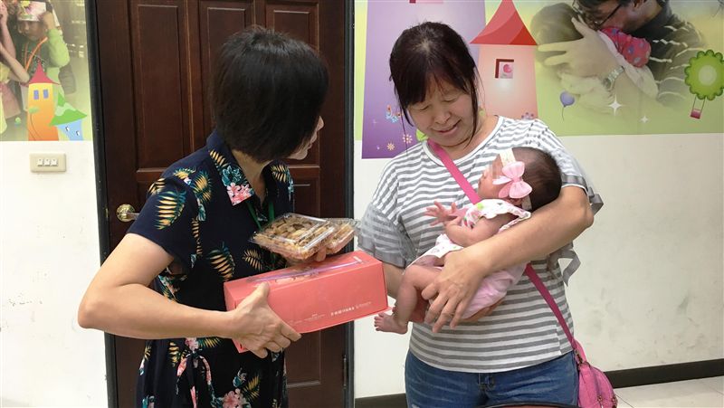 寄養媽媽呵護　屏東棄嬰鳳梨妹滿月了