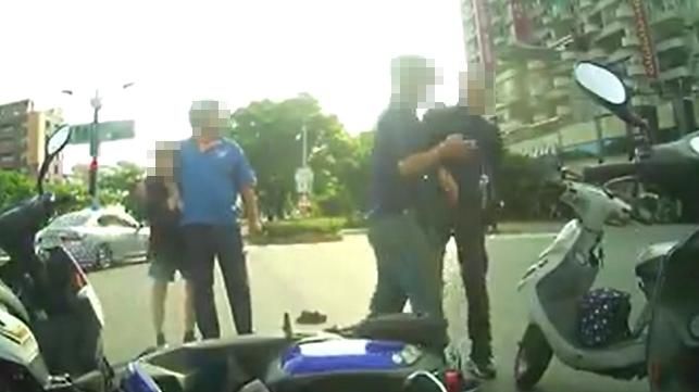 不滿三寶闖紅燈　騎士揍人怒砸機車