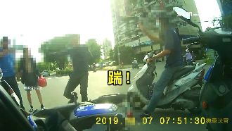高雄婦闖燈左轉險撞　騎士抓狂暴打！