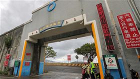 颱風來襲　北市關閉河川疏散門（2）颱風瑪莉亞逼近北台灣，台北市水利處10日下午陸續關閉各處河川疏散門，警方也派員在出入口處引導民眾離開。中央社記者裴禛攝　107年7月10日