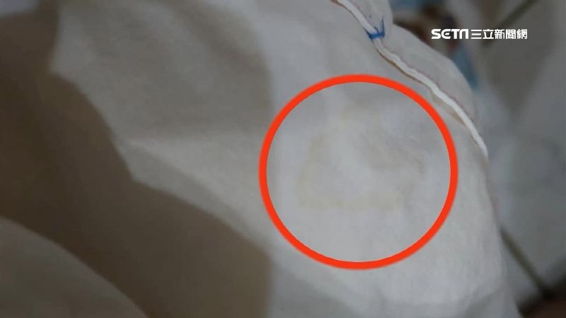 小孩吐粥水！五星飯店逼媽買下髒棉被