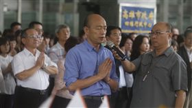 韓國瑜出席中元節普渡拜拜（2）高雄市長韓國瑜（前左）7日下午率市府局處首長等人在四維行政中心前出席中元節普渡拜拜，祈求風調雨順、國泰民安。中央社記者董俊志攝  108年8月7日