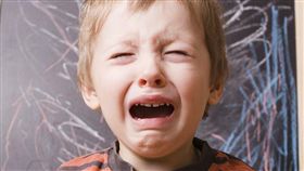 與其說「不要哭」，要緩和孩子情緒最有效的方法，就是當一面鏡子，「照」出孩子當下正在面臨的狀況。