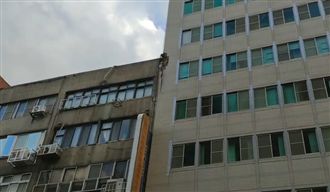 注意！強震襲台　台北市大樓磁磚掉落