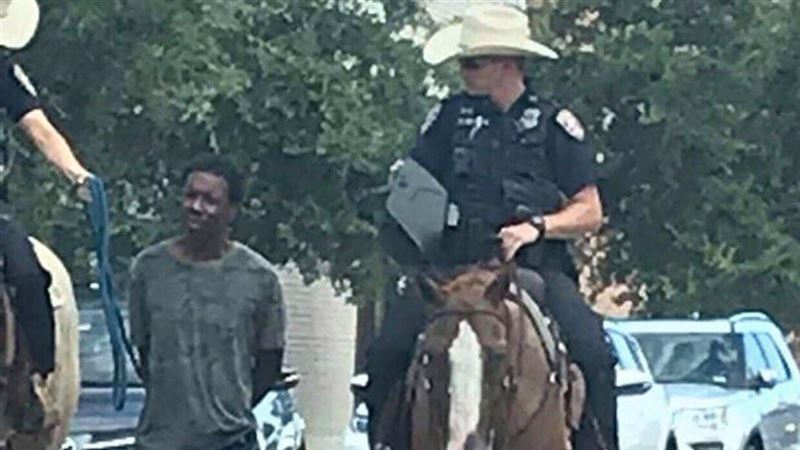 騎警用繩牽押犯嫌引怒　德州警長道歉