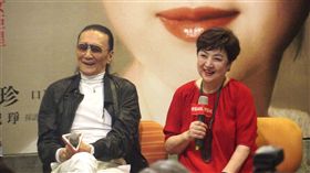 甄珍、謝賢台上合唱、相擁畫面感人。（圖／記者蕭翰弦攝影）