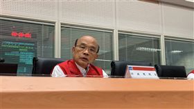 行政院長蘇貞昌8日赴中央災害應變中心瞭解地震及颱風整備情形。（圖／行政院提供）