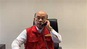 行政院長蘇貞昌8日赴中央災害應變中心瞭解地震及颱風整備情形後，透過電話向蔡英文總統報告。（圖／行政院提供）