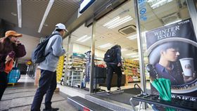 備戰跨年夜　超商拆玻璃門2018年最後一天，位於市府轉運站旁的超商，將玻璃門全部拆除，因應跨年夜可能帶來的人潮。中央社記者謝佳璋攝　107年12月31日