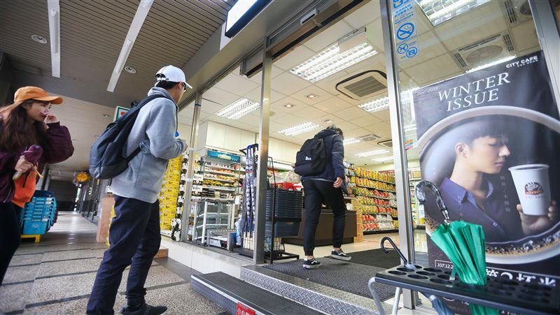 超商拆玻璃應戰強颱　門市備貨多1倍