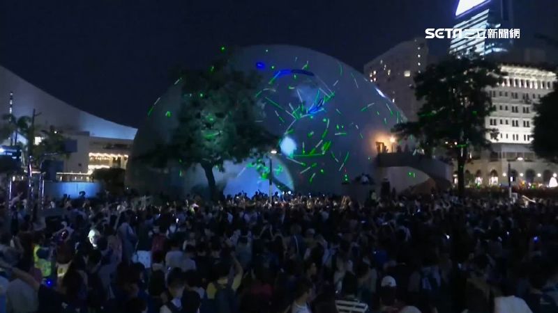 港人持雷射筆聚集！合唱聲援被逮學生