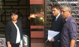 紙風車基金會副執行長張敏宜與律師赴北檢，對葉慶元提告妨害名譽。（圖／記者楊佩琪攝）