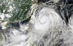 利奇馬襲台！7縣市嚴防強風豪雨　「暴風圈最快深夜觸陸」（圖／翻攝自中央氣象局）