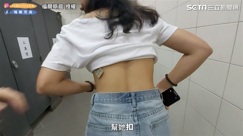成人展與男優合影　內衣竟直接被解掉